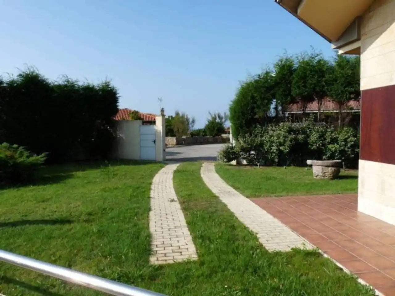 Jardí de Casa o xalet en venda en Oviedo  amb Calefacció, Terrassa i Alarma