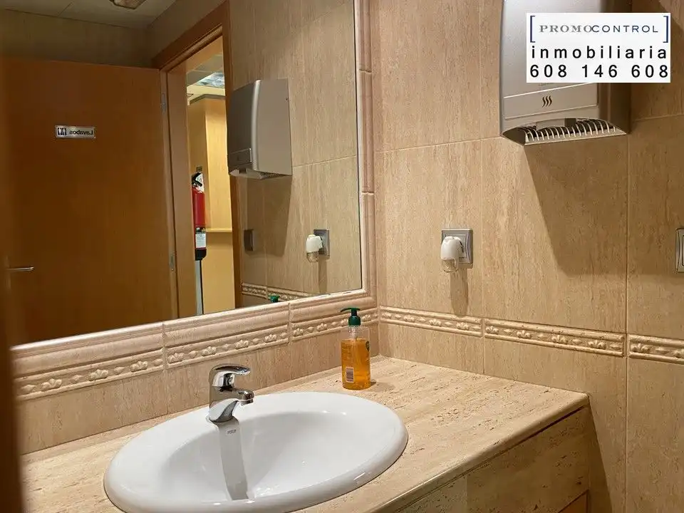 Badezimmer von Geschaftsraum zum Verkauf in Zuera mit Klimaanlage und Heizung
