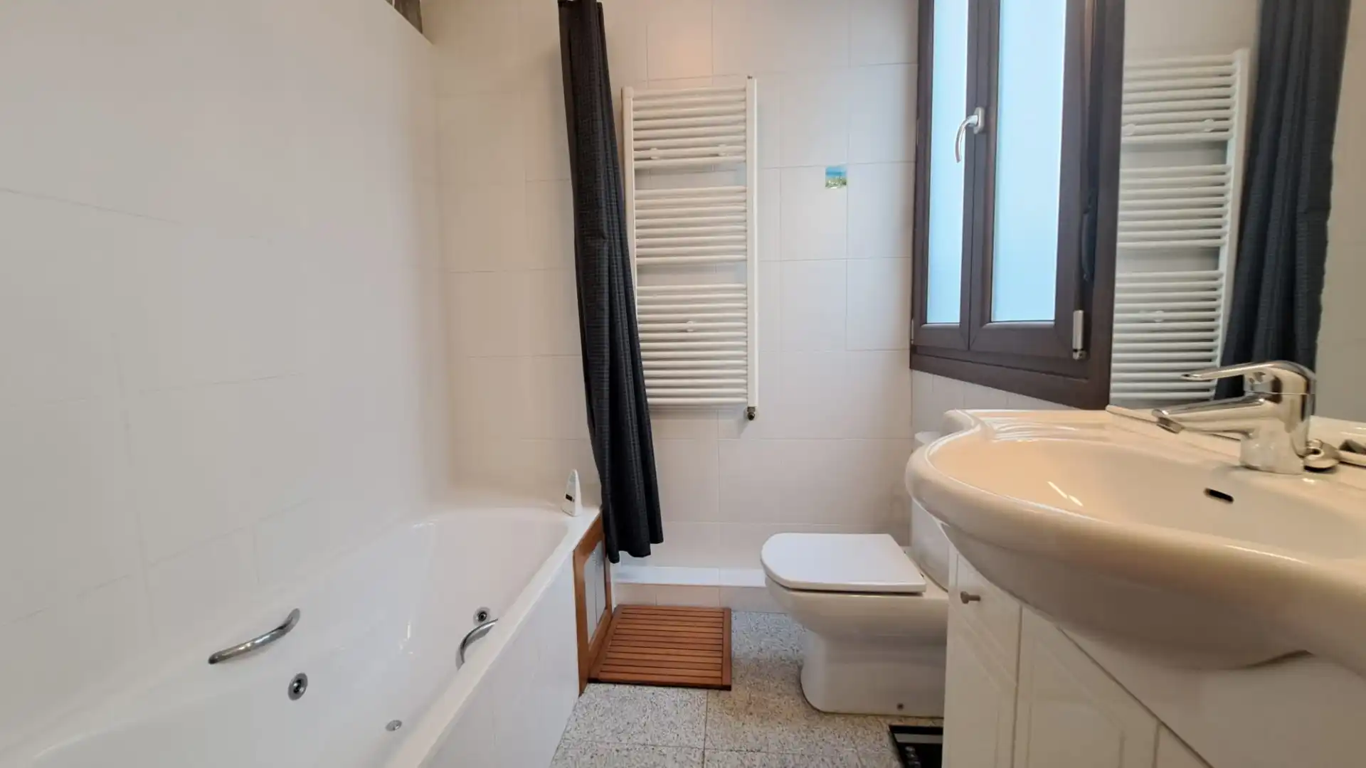Bathroom of Flat for sale in Bilbao   with Heating, Oven and Washing machine