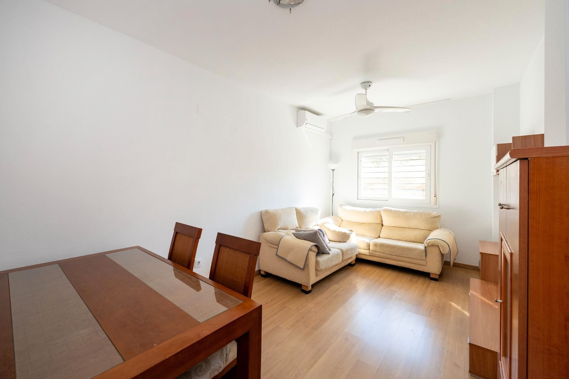Living room of Flat for sale in  Granada Capital  with Air Conditioner, Heating and Parquet flooring