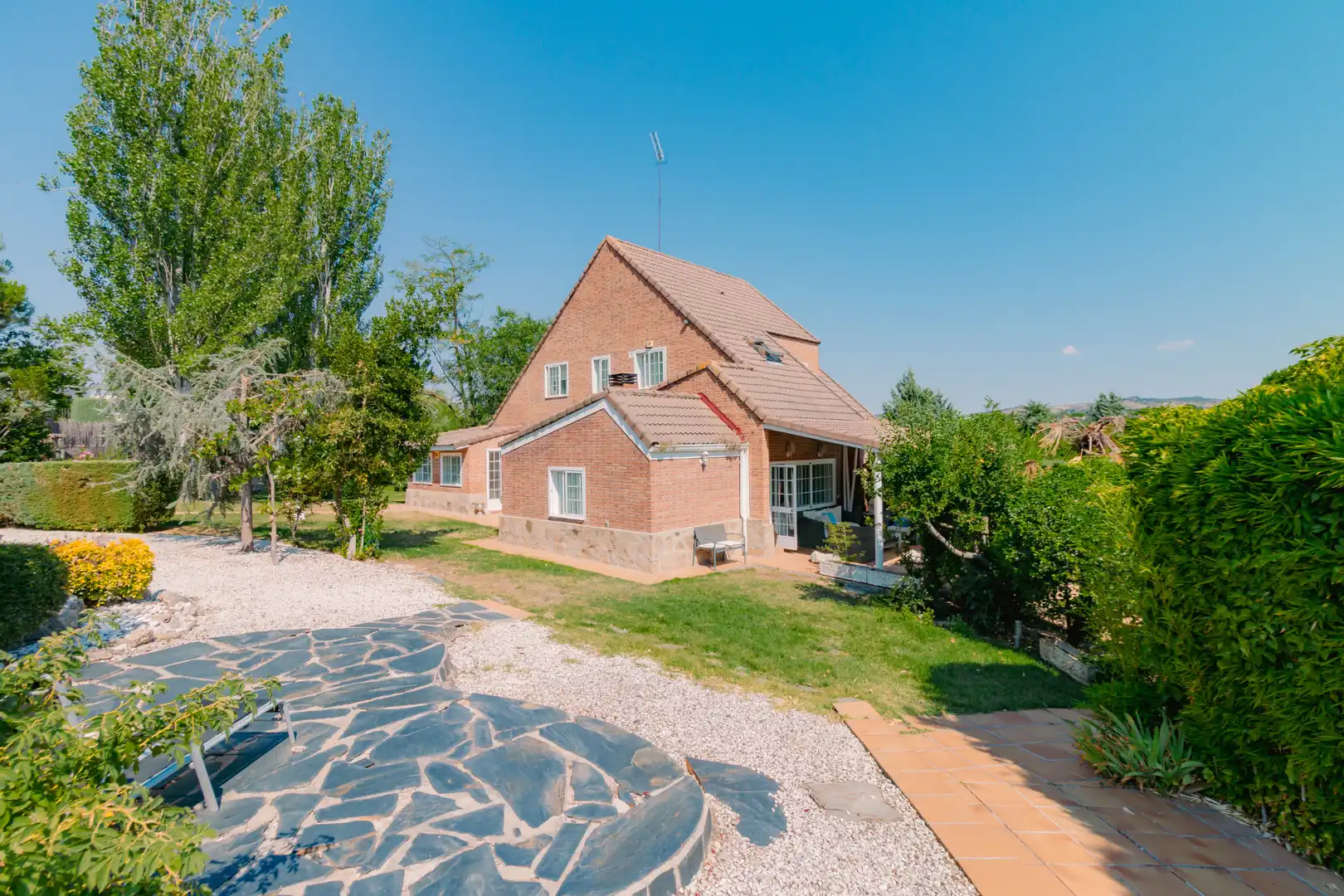 Vista exterior de Casa o xalet en venda en Las Rozas de Madrid amb Calefacció, Jardí privat i Parquet