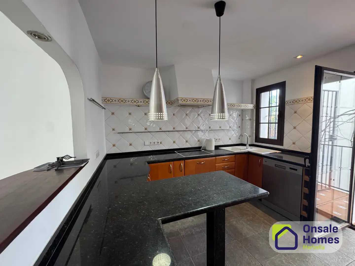 Cocina de Casa adosada en venta en Marbella con Terraza, Balcón y Alarma