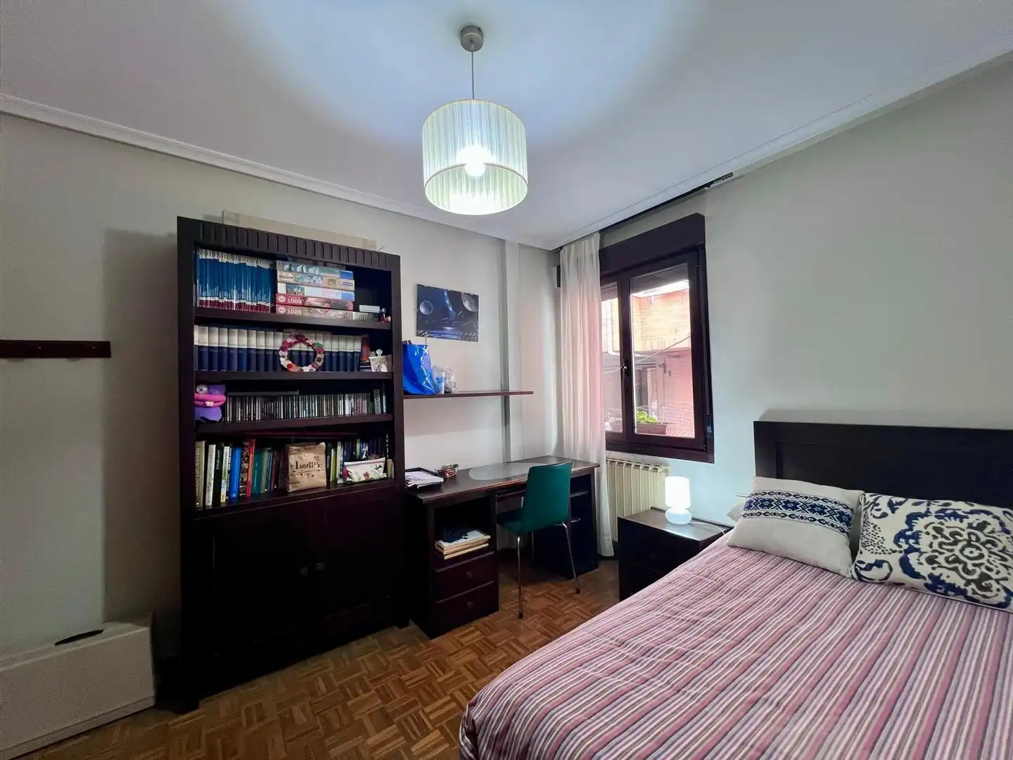 Dormitori de Casa o xalet en venda en Oviedo  amb Calefacció i Traster