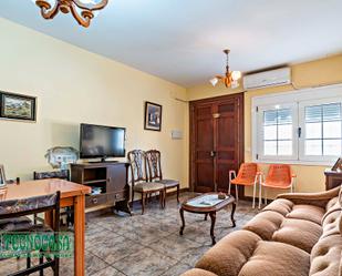 Sala d'estar de Casa adosada en venda en Roquetas de Mar amb Aire condicionat
