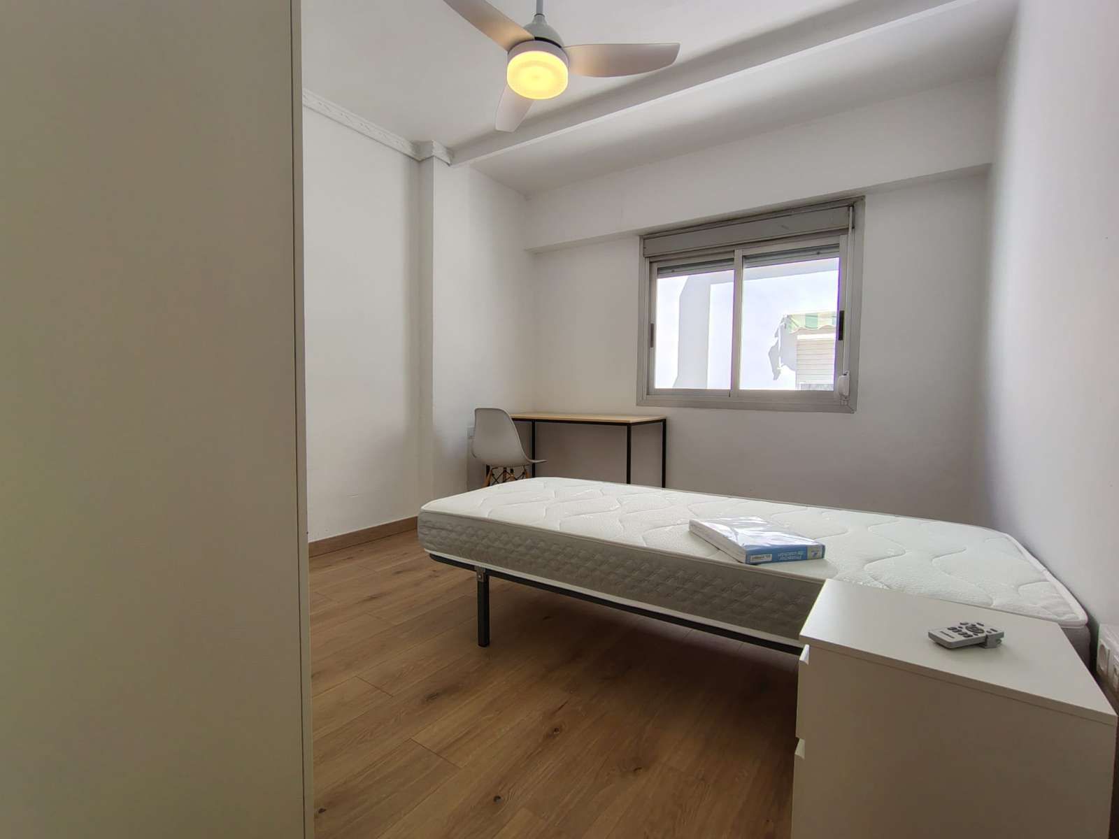 Bedroom of Flat to share in Silla  with Air Conditioner and Terrace