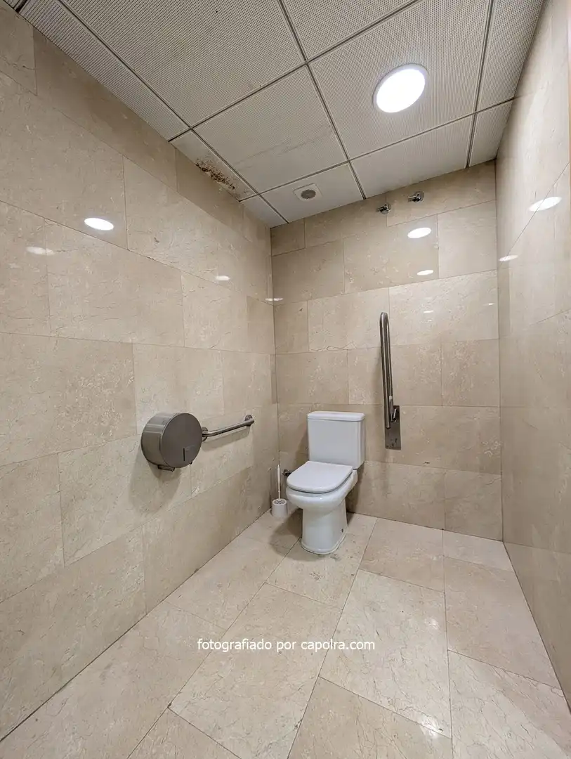 Badezimmer von Büro zum Verkauf in Barcelona mit Klimaanlage und Heizung