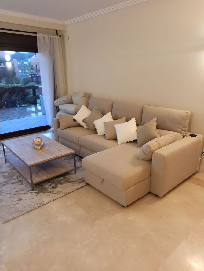 Sala d'estar de Pis en venda en Estepona amb Jardí privat, Moblat i Forn