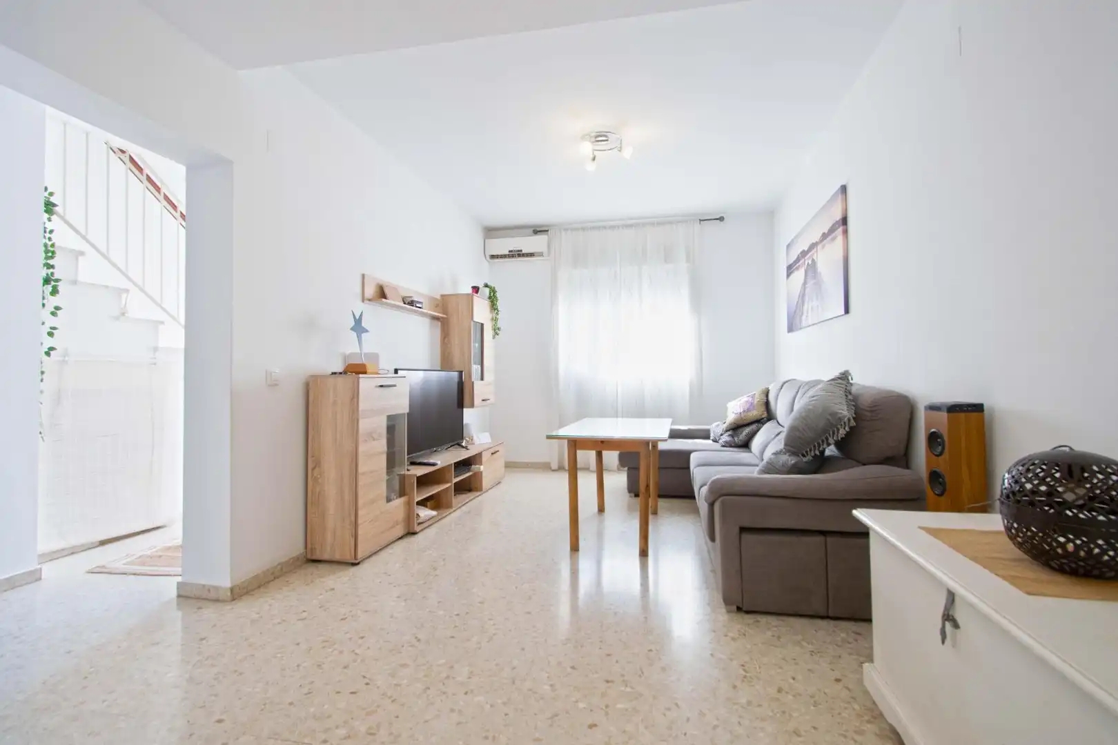 Wohnzimmer von Einfamilien-Reihenhaus zum Verkauf in Bormujos mit Klimaanlage und Terrasse