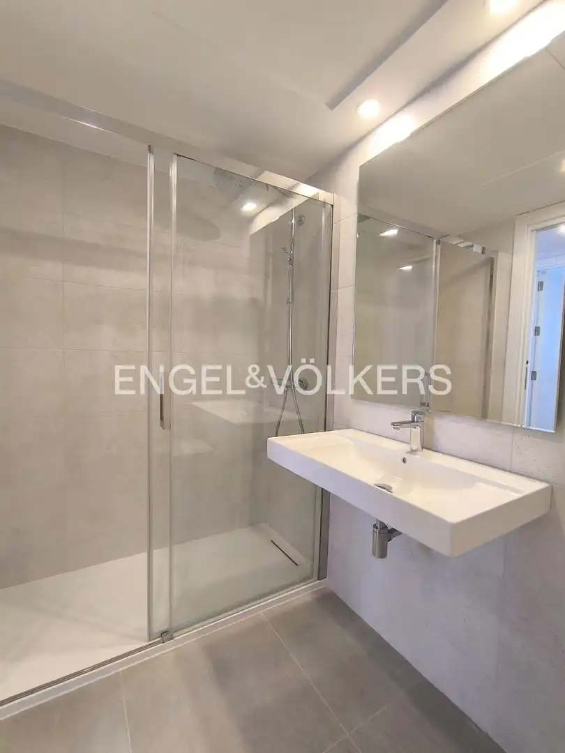 Bathroom of Flat for rent in Barcelona  with Air Conditioner, Heating and Terrace