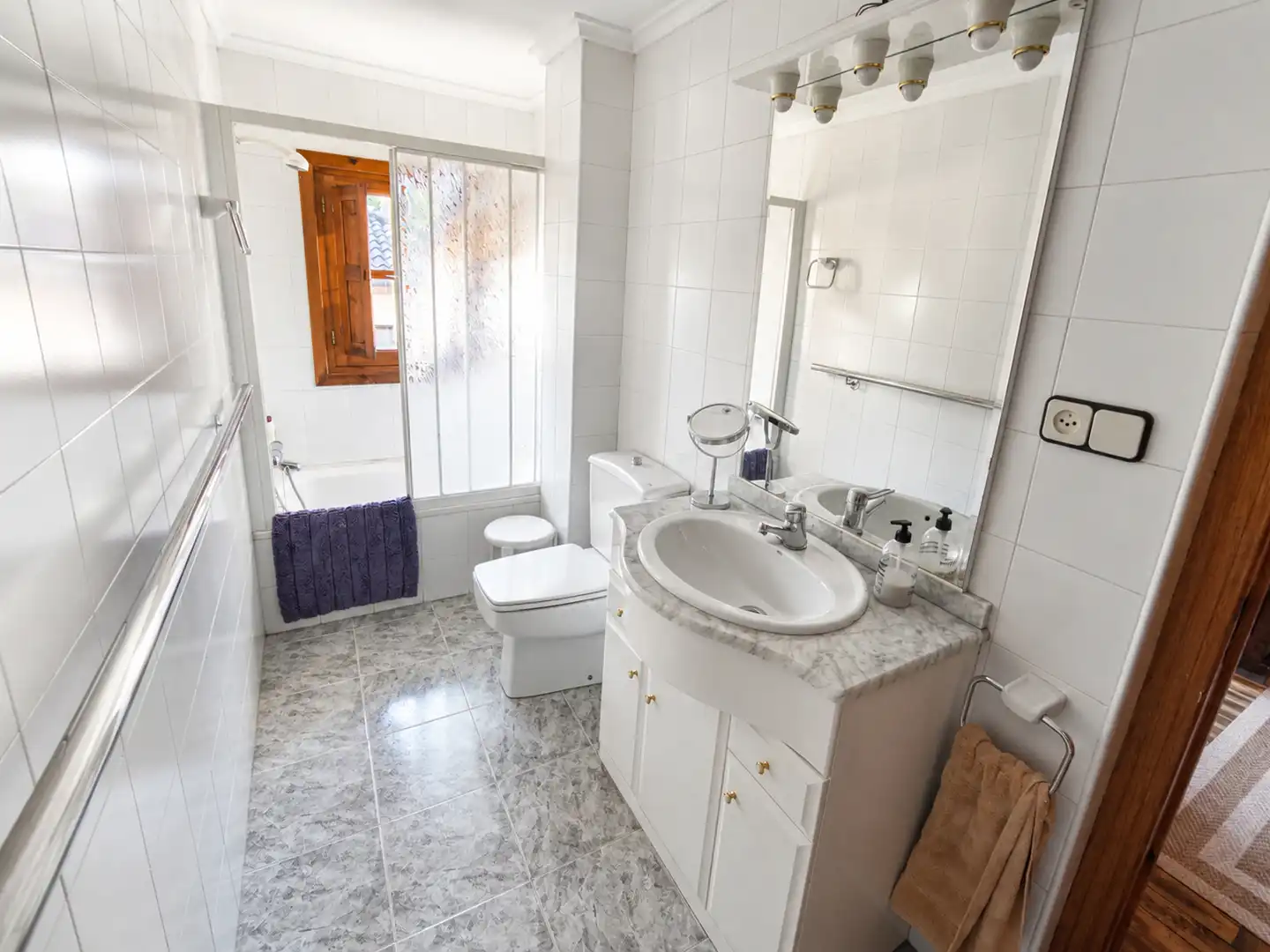 Bany de Casa o xalet en venda en Salas amb Jardí privat, Traster i Moblat