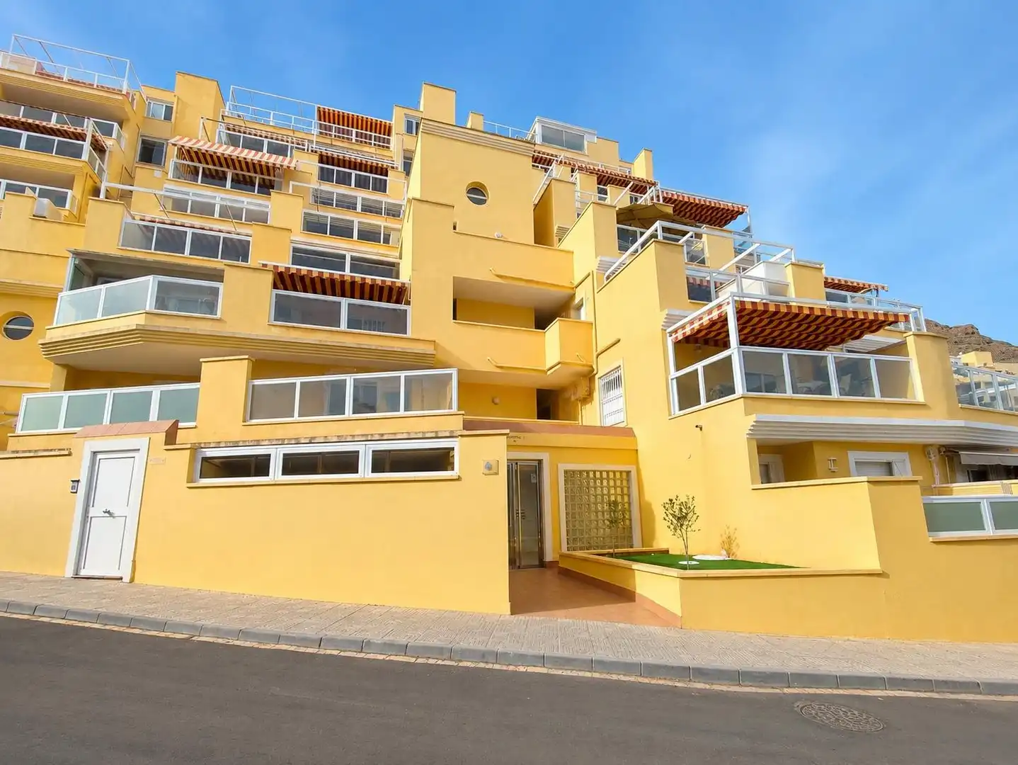 Vista exterior de Piso en venta en Roquetas de Mar con Aire acondicionado y Terraza