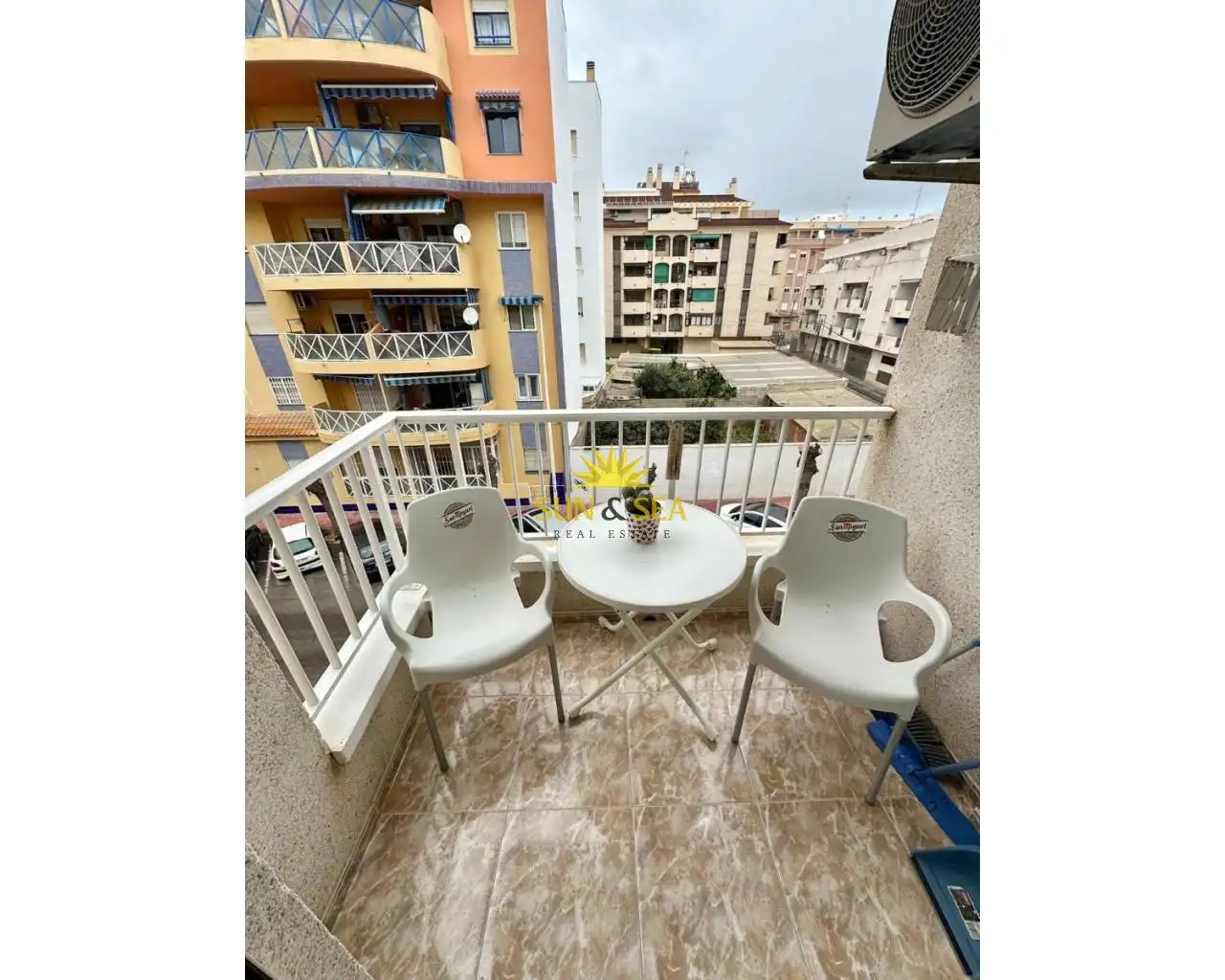 Terraza de Apartamento de alquiler en Torrevieja con Aire acondicionado, Calefacción y Amueblado