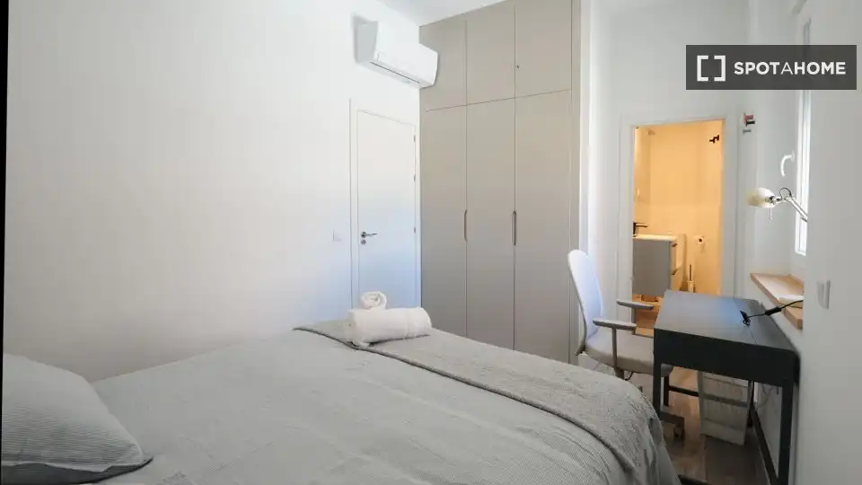 Bedroom of Flat for share in Cádiz  with Air Conditioner, Heating and Furnished