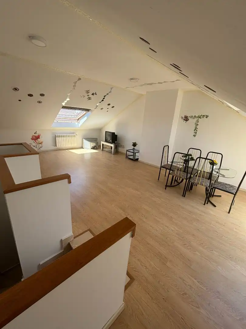 Sala d'estar de Casa adosada en venda en Valdemoro amb Aire condicionat i Piscina
