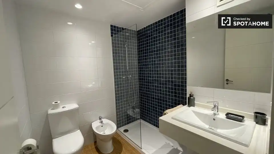 Bathroom of Flat for rent in Valencia  with Air Conditioner, Heating and Furnished