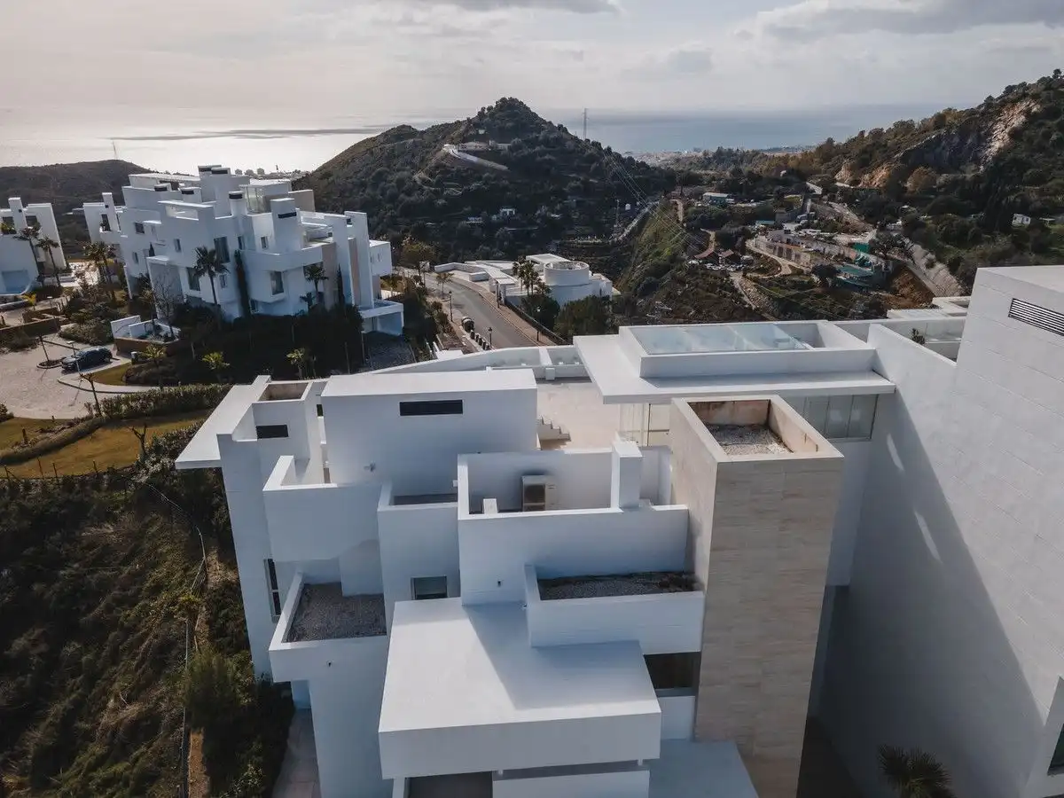 Vista exterior de Dúplex en venta en Marbella con Terraza y Piscina comunitaria