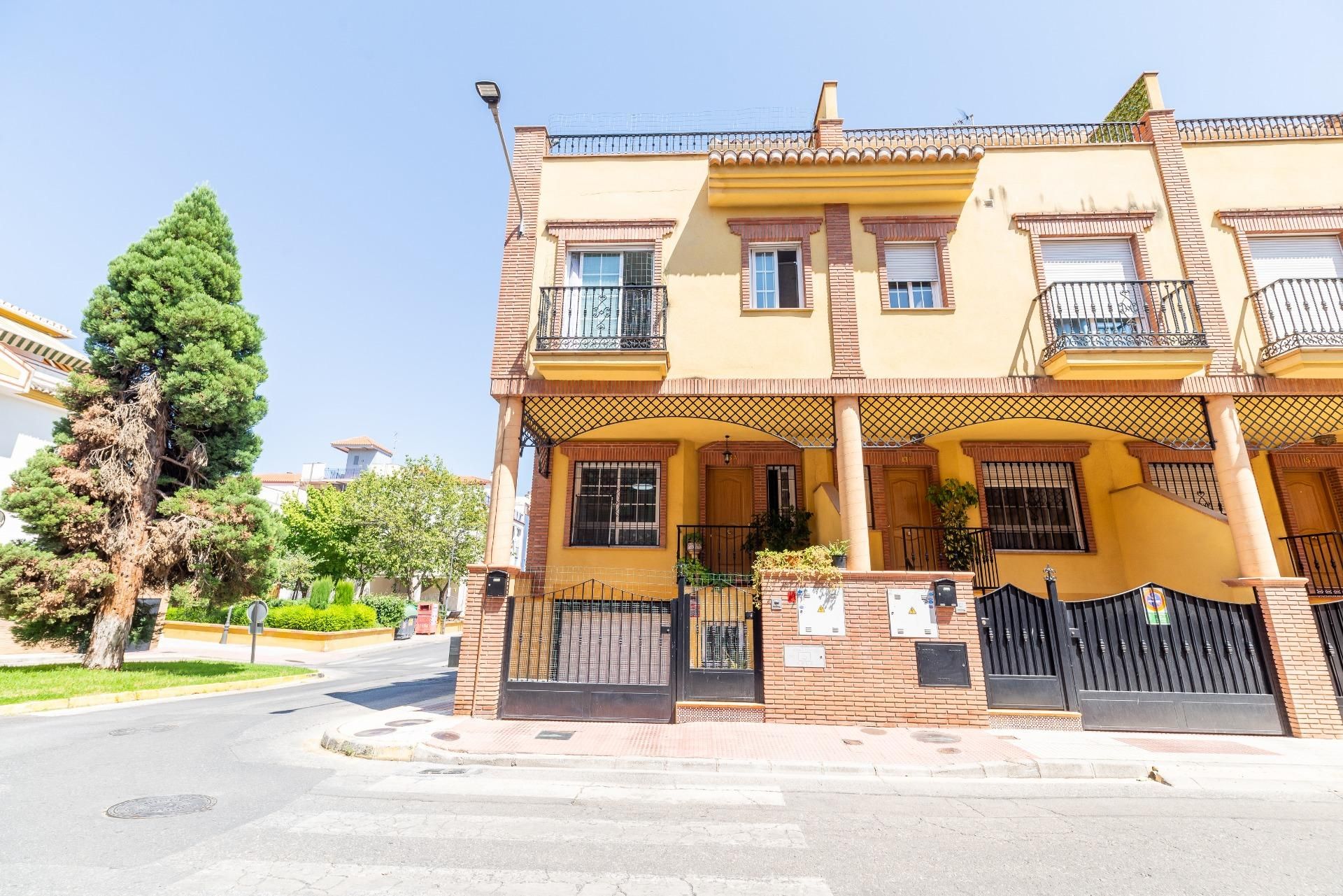 Vista exterior de Casa adosada en venda en Maracena amb Terrassa