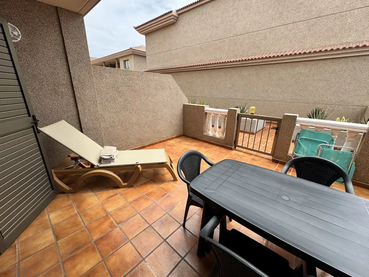 Terrasse von Wohnung zur Miete in Arico mit Privatgarten, Schwimmbad und Möbliert