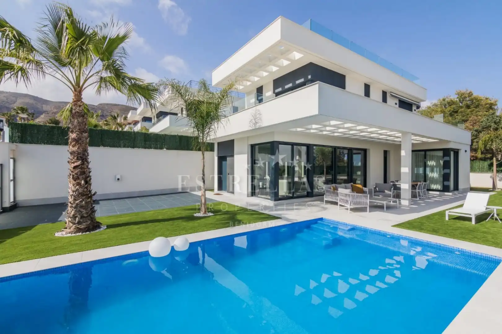 Chalet con piscina en venta en Golf Bahía, imagen 2