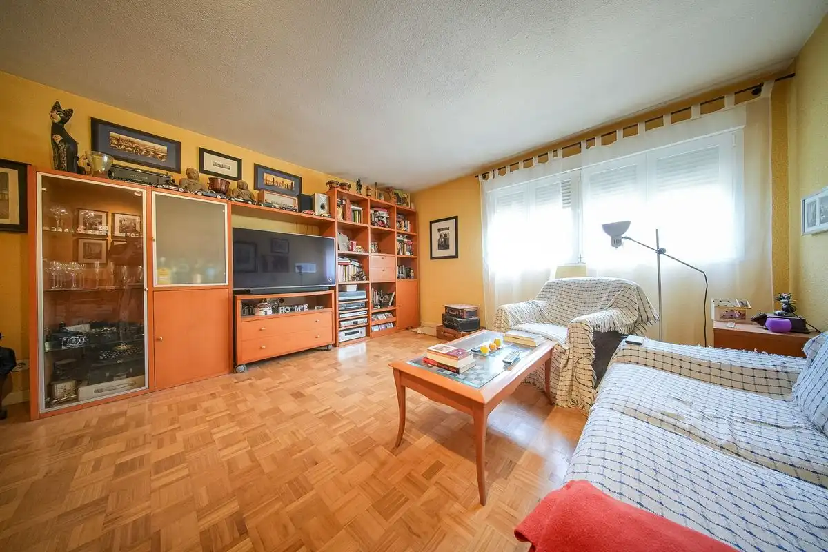 Sala d'estar de Pis en venda en San Sebastián de los Reyes amb Aire condicionat, Calefacció i Moblat