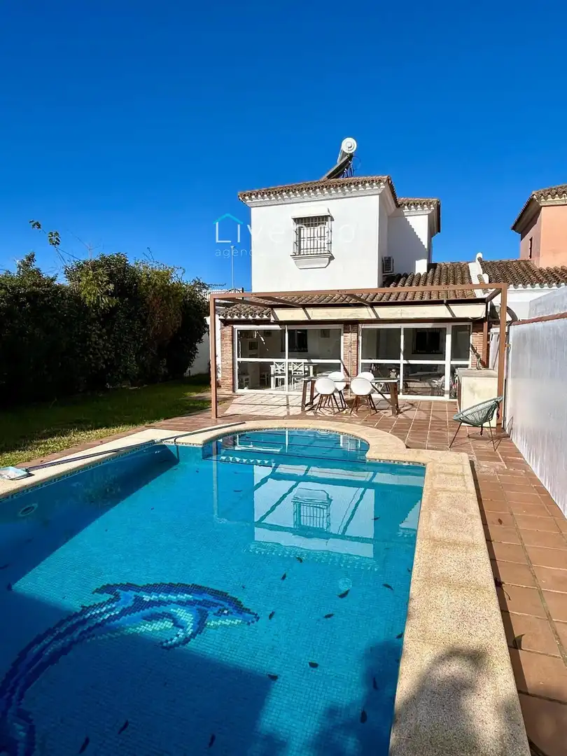 Vista exterior de Casa o xalet en venda en Chiclana de la Frontera amb Piscina