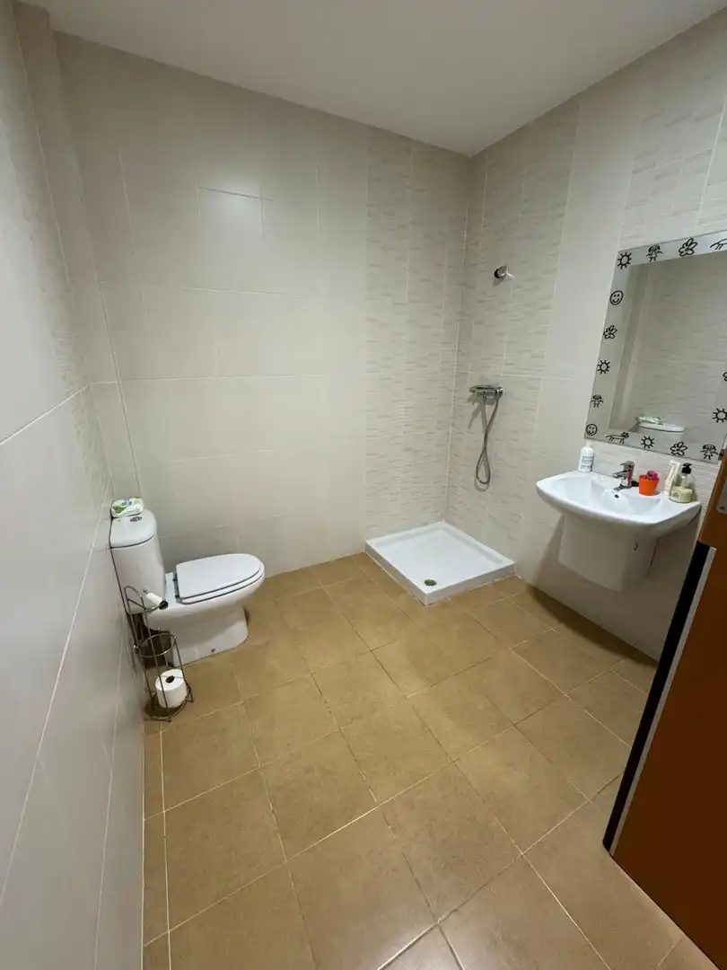 Baño de Local de alquiler en Valencia con Aire acondicionado