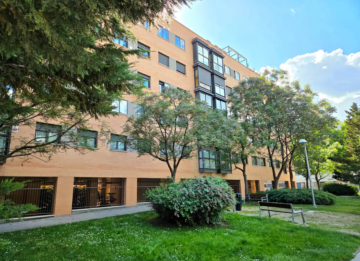 Vista exterior de Piso en venta en  Madrid Capital con Aire acondicionado, Calefacción y Jardín privado