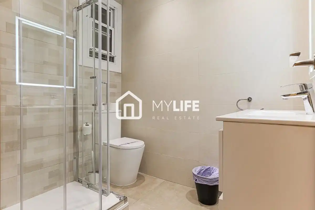 Bany de Apartament en venda en Barcelona amb Aire condicionat, Calefacció i Parquet