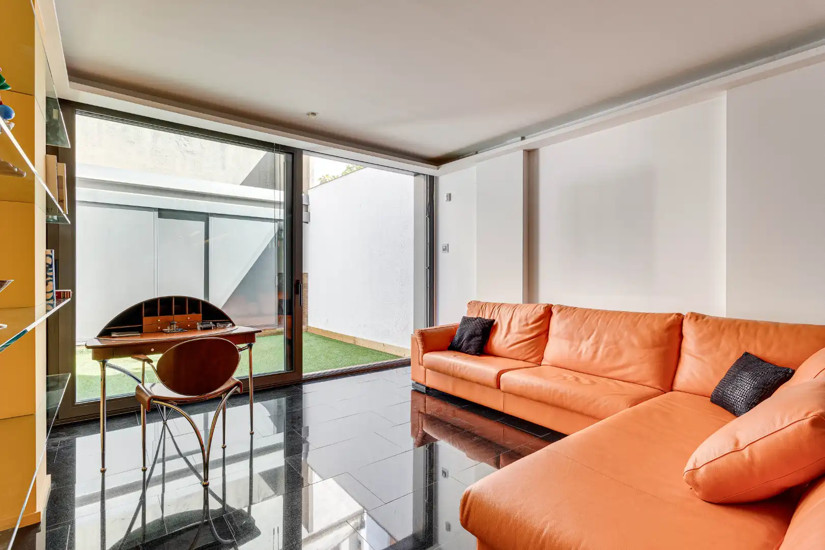 Sala de estar de Casa adosada en venta en Barcelona con Aire acondicionado, Calefacción y Jardín privado