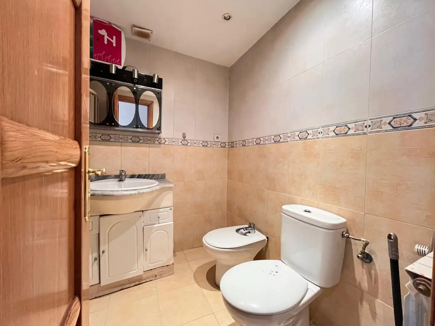 Badezimmer von Wohnung zum Verkauf in Los Navalmorales mit Klimaanlage und Heizung
