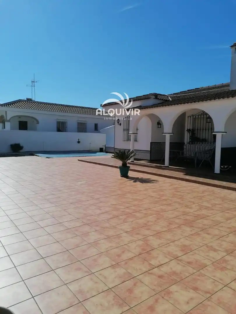Vista exterior de Casa o xalet en venda en Almonte amb Aire condicionat, Traster i Piscina