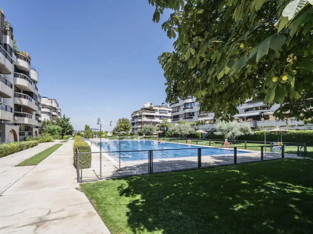 Schwimmbecken von Wohnung zur Miete in Madrid mit Klimaanlage