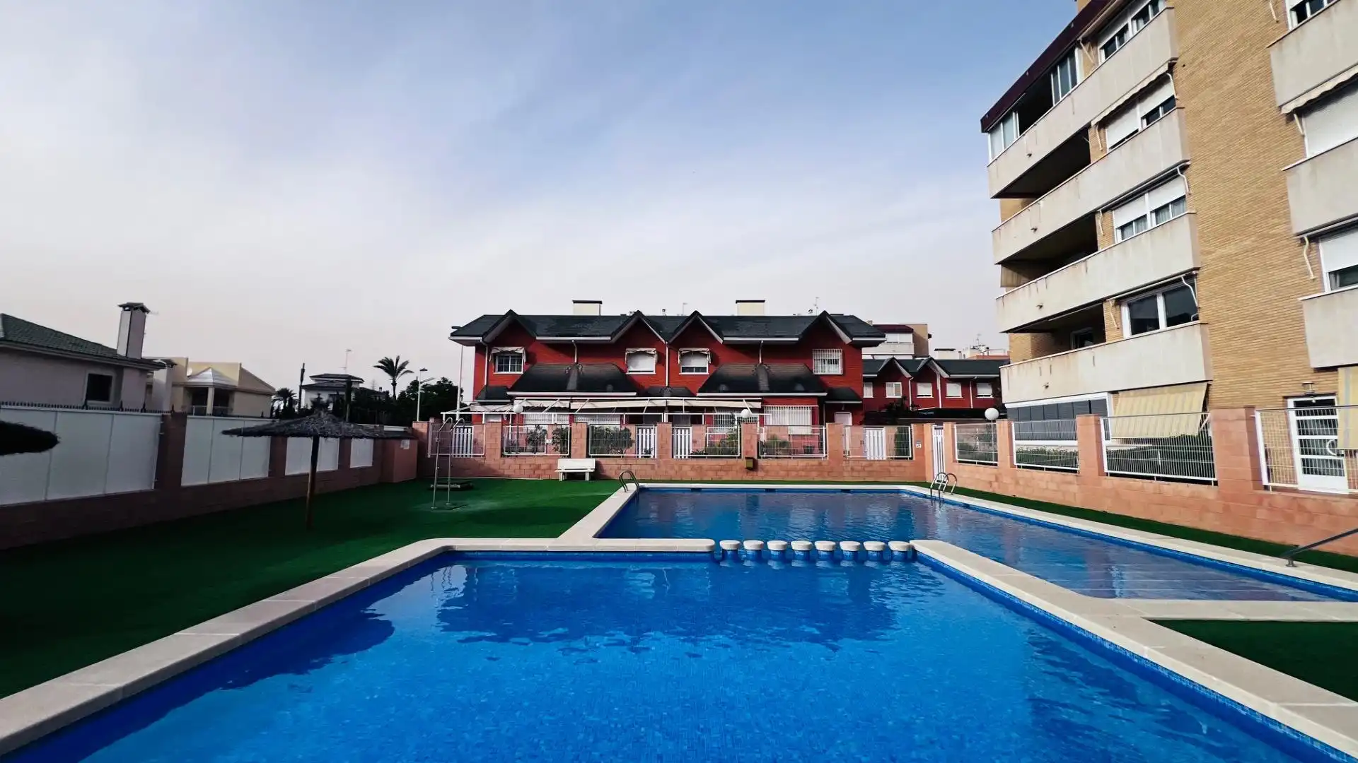 Schwimmbecken von Einfamilien-Reihenhaus zum Verkauf in Elche / Elx mit Klimaanlage, Privatgarten und Terrasse