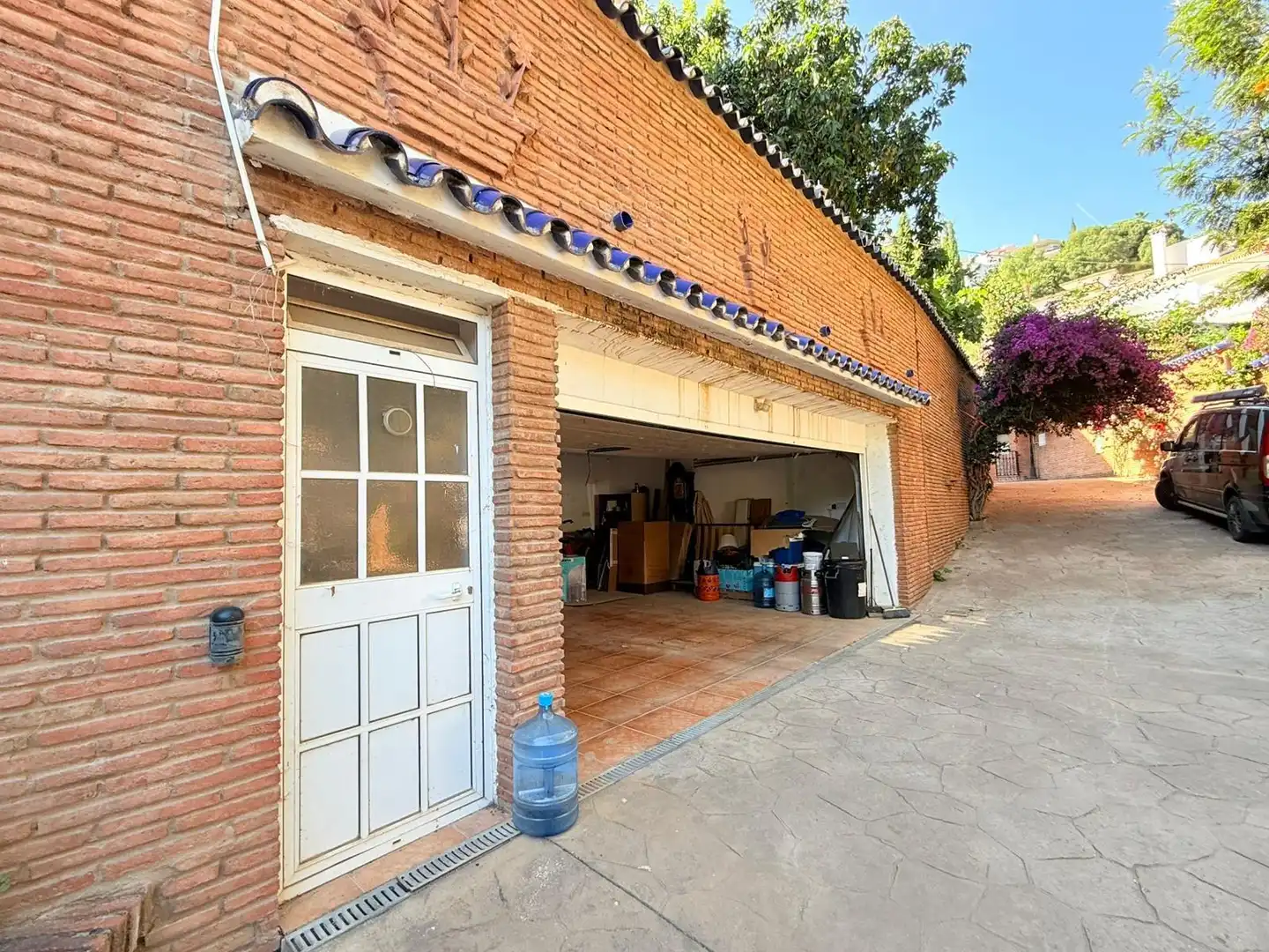 Vista exterior de Casa o xalet en venda en Benalmádena amb Aire condicionat, Jardí privat i Terrassa