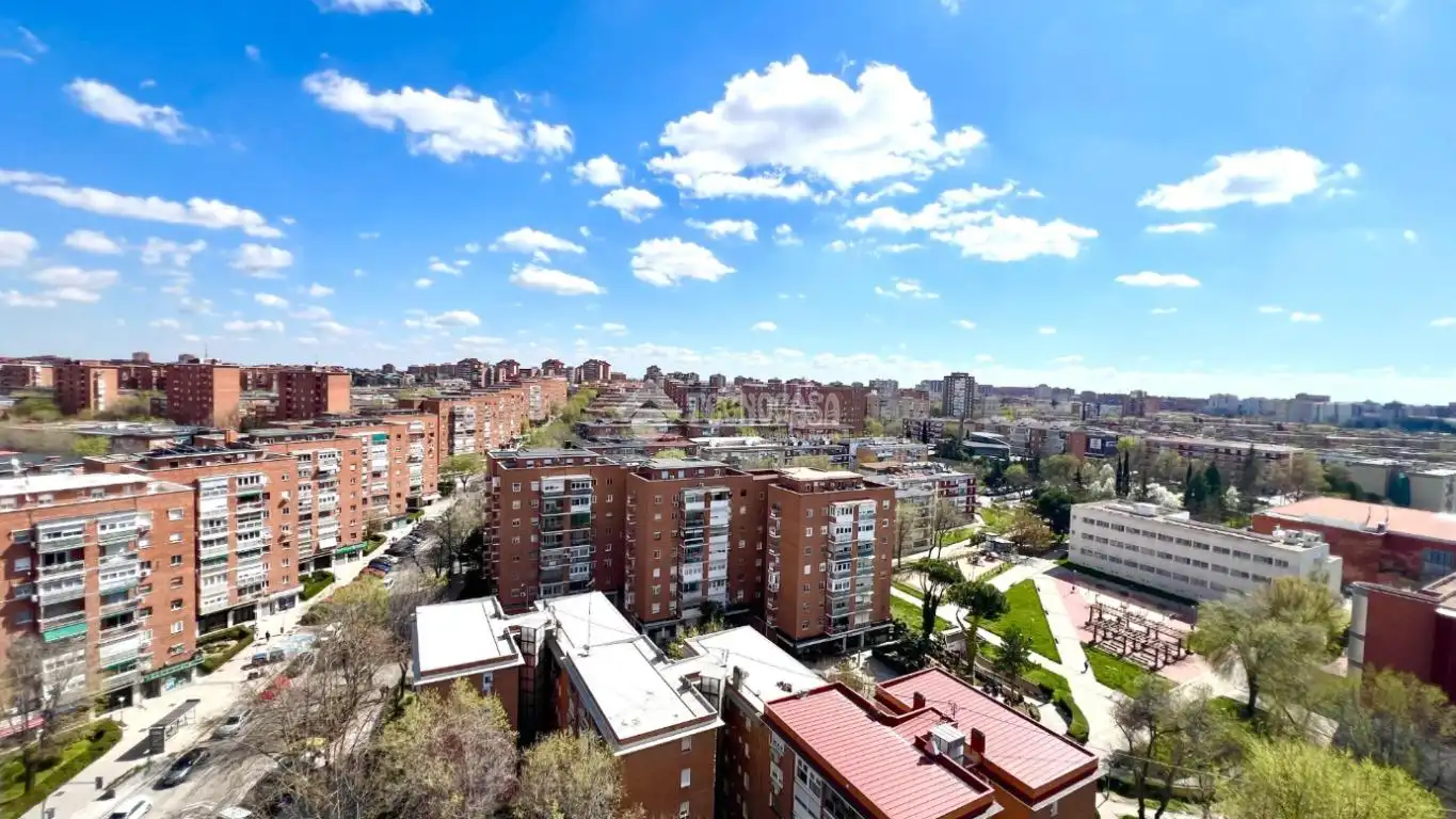 Vista exterior de Pis en venda en Madrid amb Calefacció, Terrassa i Moblat