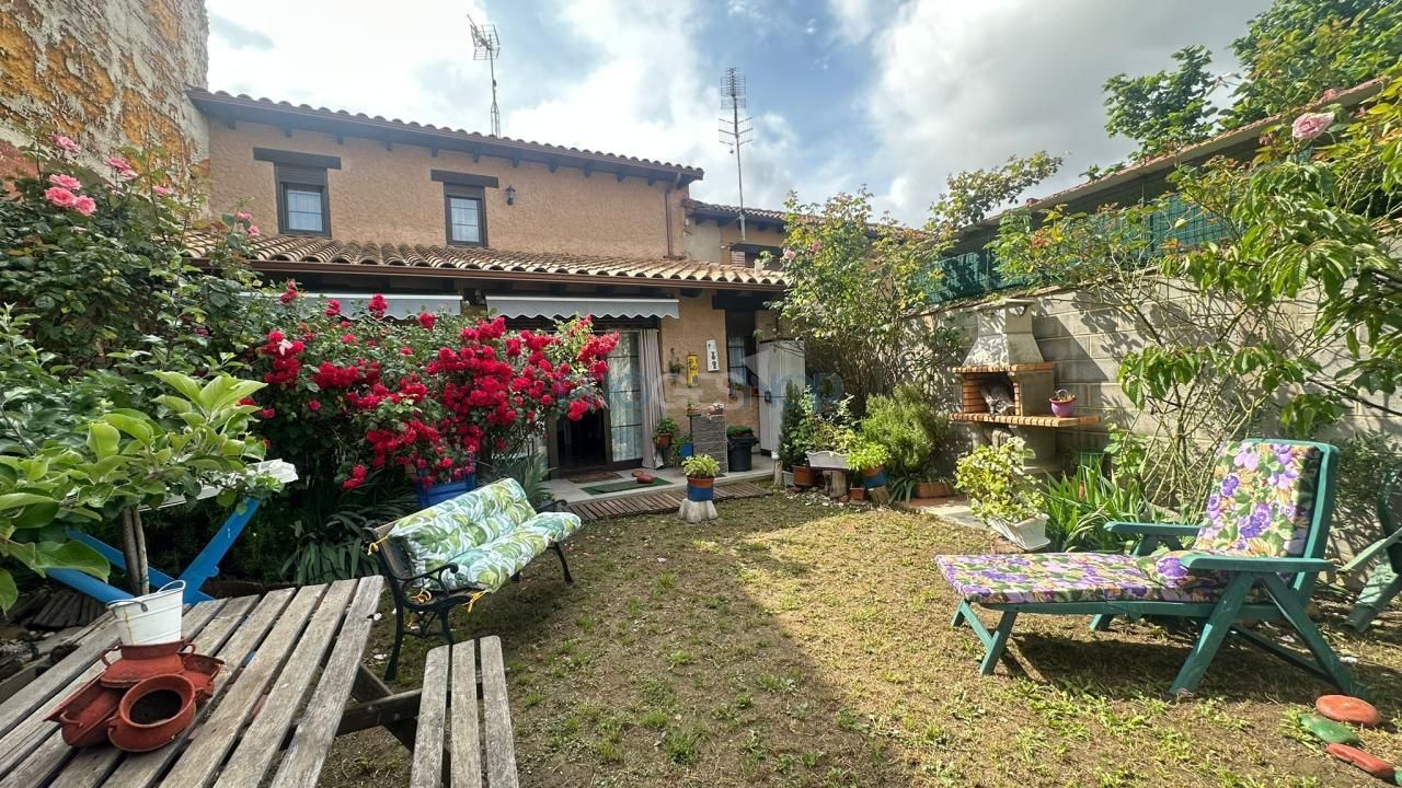 Jardí de Casa o xalet en venda en Chozas de Abajo amb Calefacció, Jardí privat i Moblat