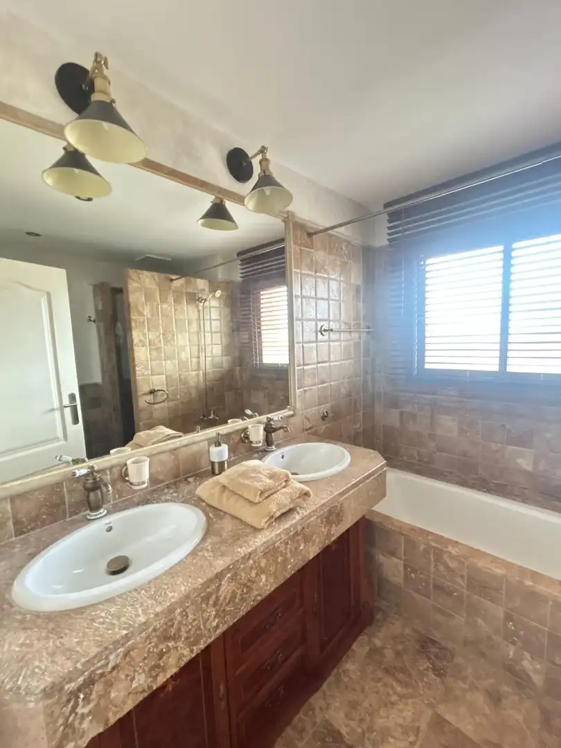 Baño de Casa adosada en venta en Estepona con Aire acondicionado, Jardín privado y Amueblado