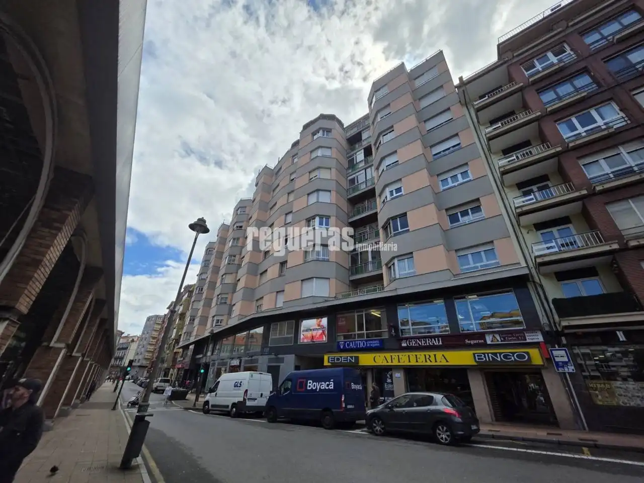 Vista exterior de Pis en venda en Avilés amb Calefacció, Parquet i Terrassa
