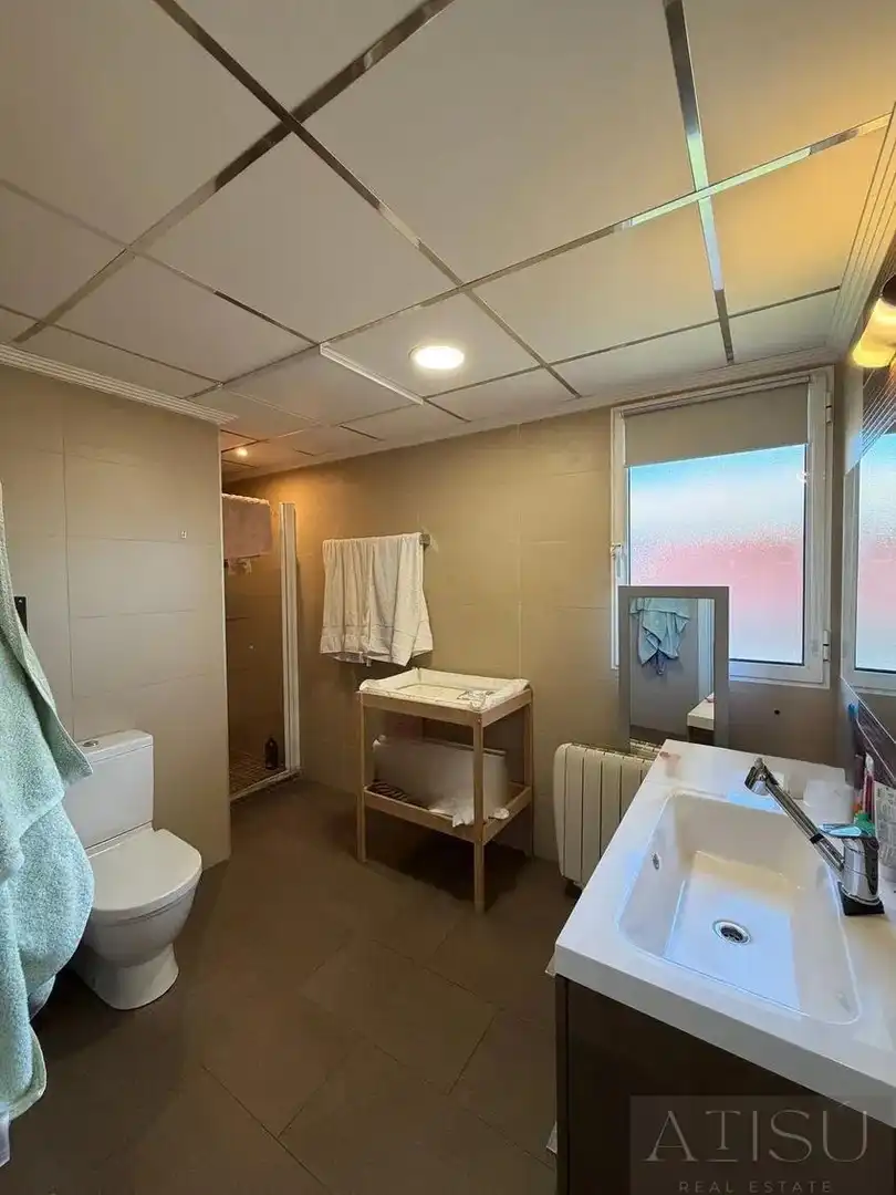 Bany de Casa o xalet en venda en Alicante / Alacant amb Aire condicionat, Traster i Piscina comunitària