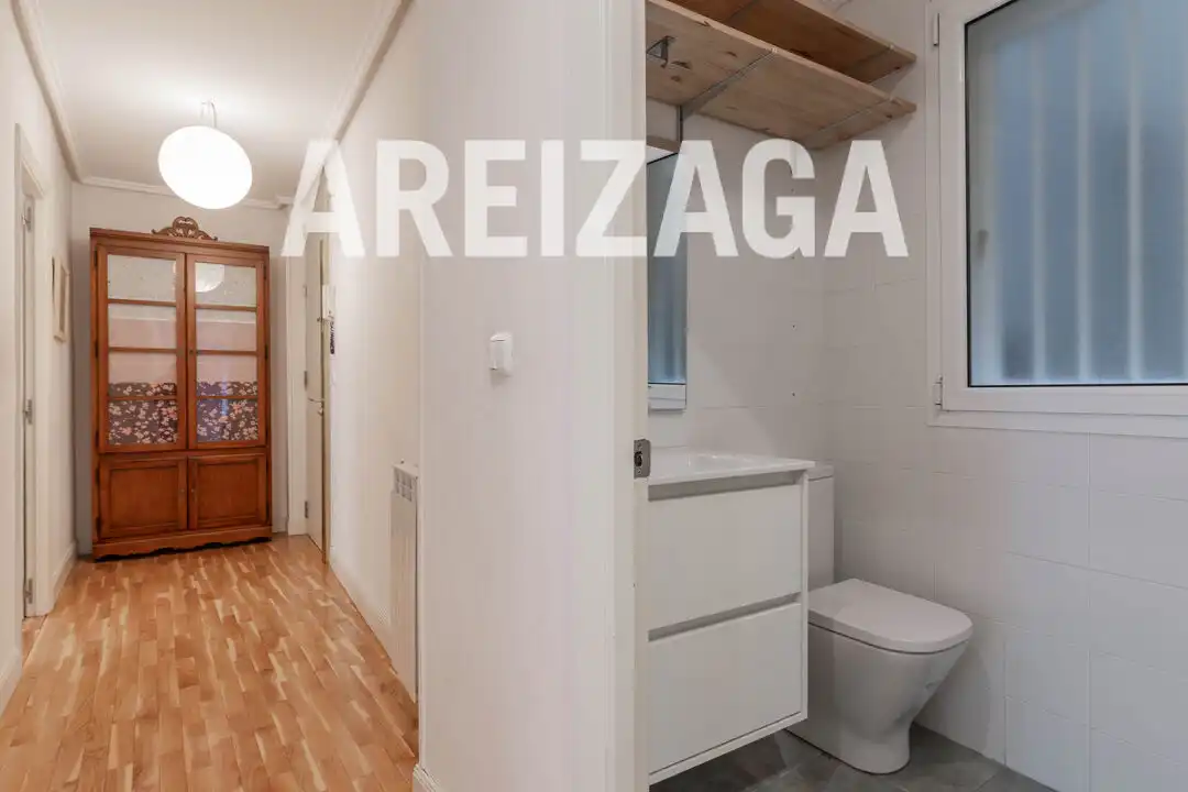 Habitación de Piso en venta en Donostia - San Sebastián  con Calefacción y Balcón