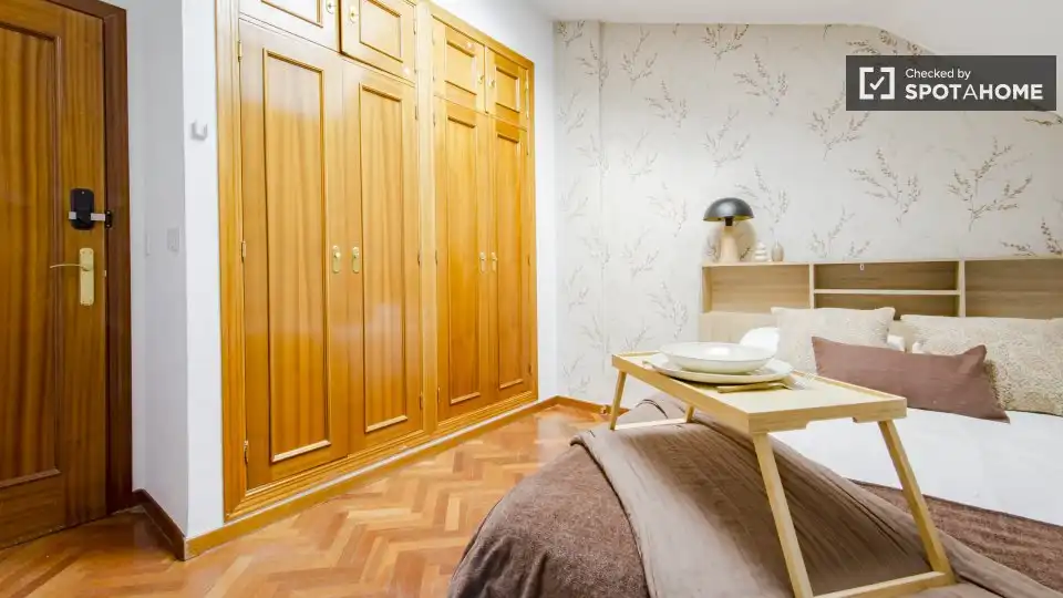 Bedroom of Flat for share in Hortaleza