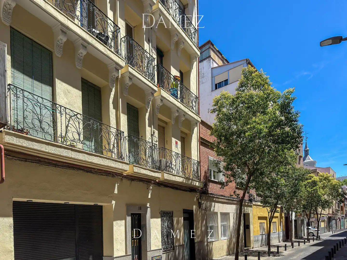 Vista exterior de Piso en venta en Madrid con Terraza y Alarma