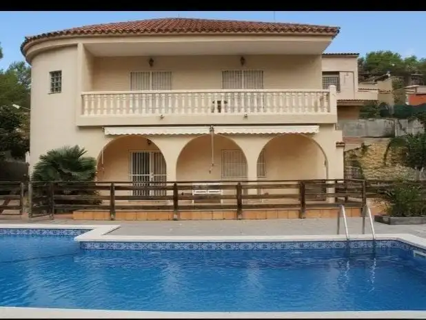 Detached house with pool for sale in Carrer más guineu 7