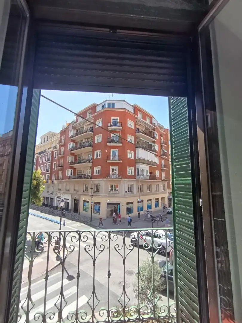 Außenansicht von Wohnung zur Miete in Madrid mit Klimaanlage, Heizung und Balkon