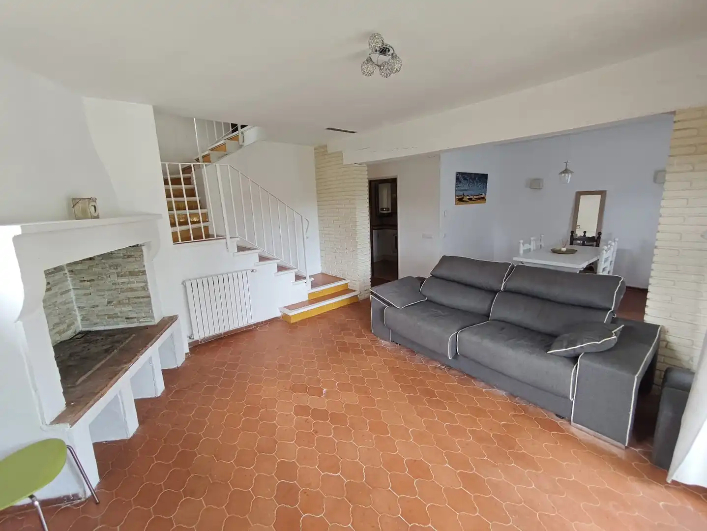 Wohnzimmer von Einfamilien-Reihenhaus zum Verkauf in Santa Cristina d'Aro mit Heizung, Privatgarten und Terrasse