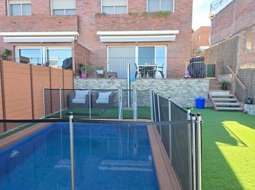Casa bifamiliare con piscina in vendita a Carrer del Clar de Lluna