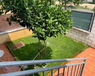 Jardí de Casa adosada de lloguer en Cáceres Capital amb Aire condicionat