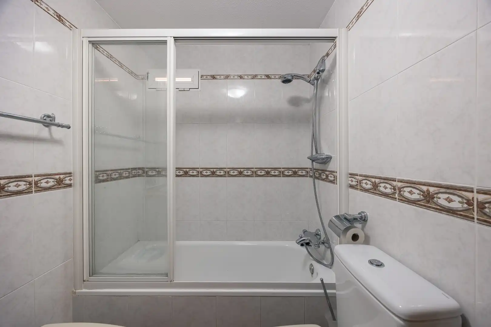 Baño de Ático en venta en Benidorm con Piscina y Piscina comunitaria