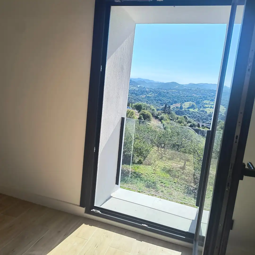 Terrassa de Casa o xalet en venda en Oviedo  amb Aire condicionat, Calefacció i Jardí privat