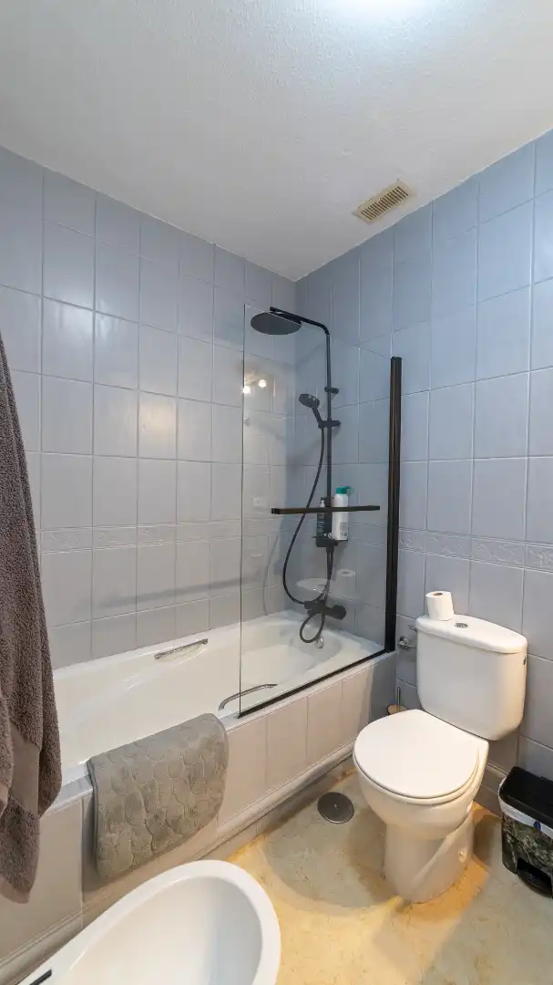 Bany de Casa o xalet en venda en San Miguel de Salinas amb Aire condicionat, Jardí privat i Terrassa